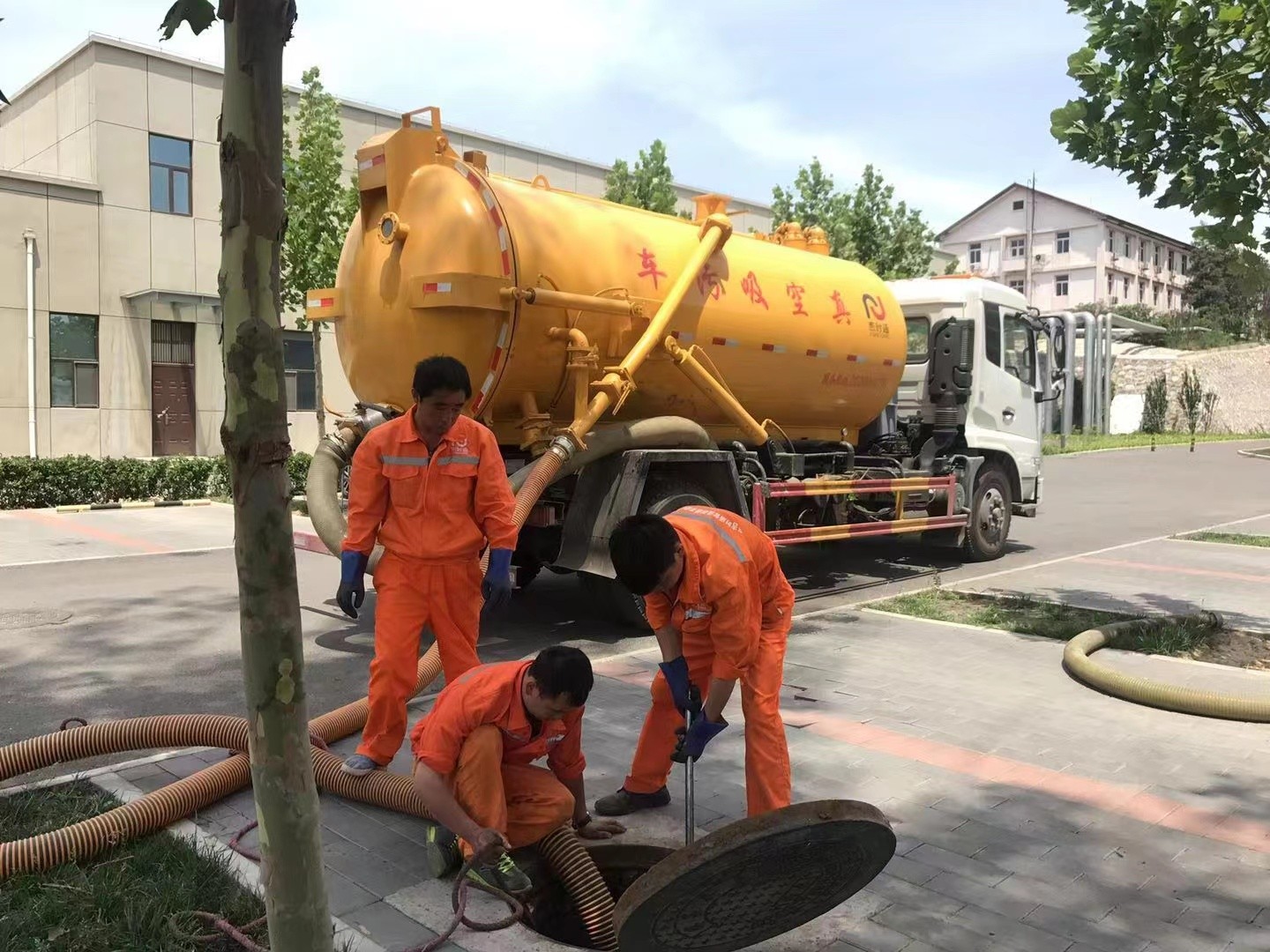 江岸化粪池清理与5-8吨吸粪车施工效率分析